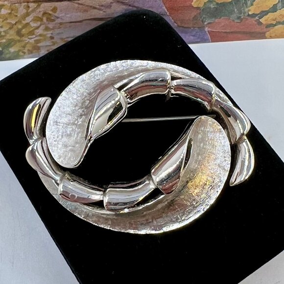 Monet Ying and Yang Silver Modern Brooch - Picture 1 of 6